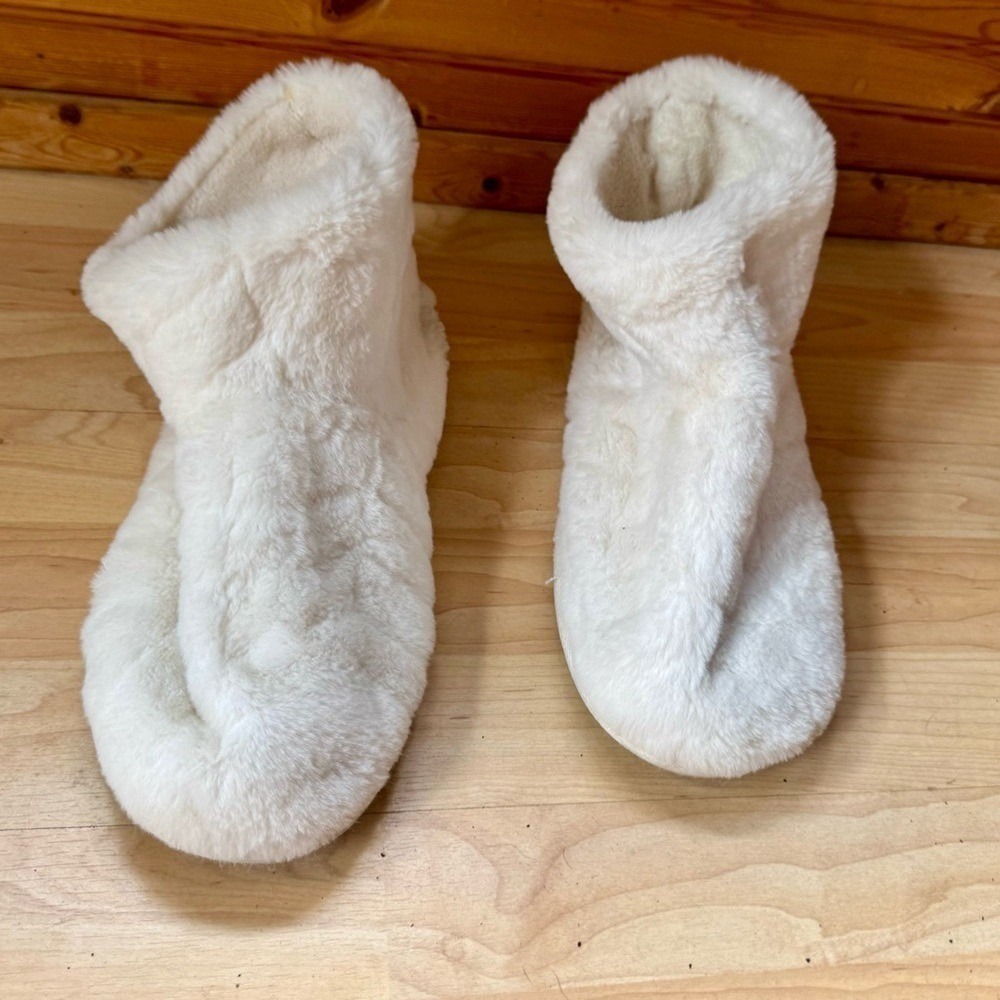 Muk Luks Fluffy White Booty Slippers Rubber Bottom Size 10 Cabincore Nestingcore